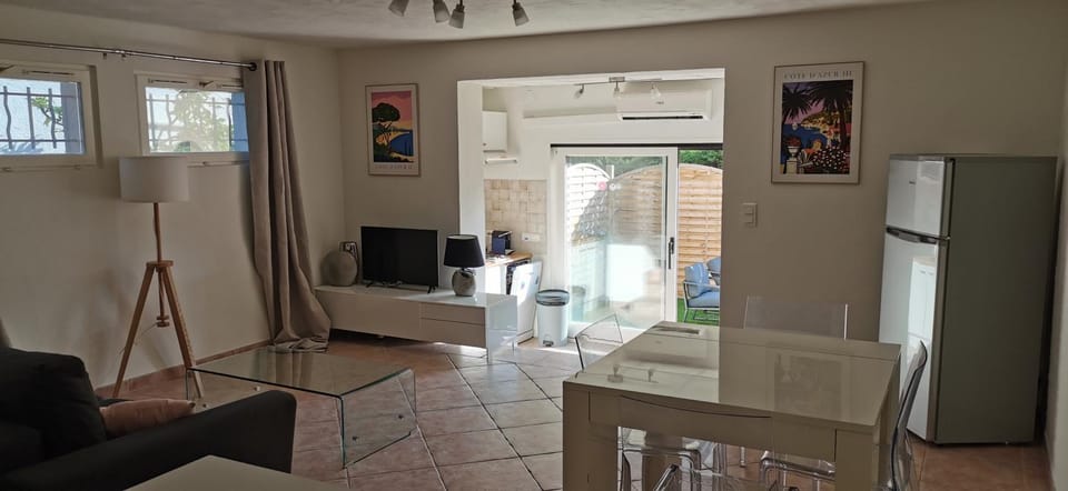 Appartement avec grande terrasse -bas de villa Apartment in Roquefort-les-Pins