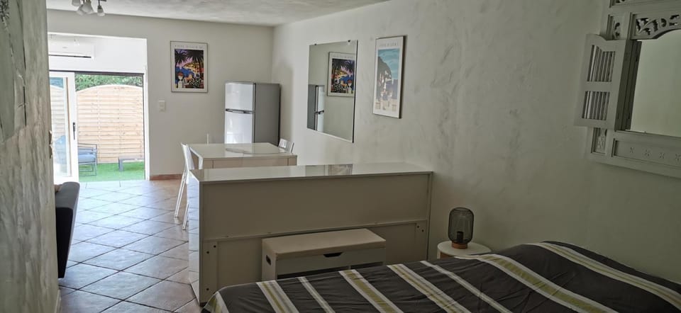 Appartement avec grande terrasse -bas de villa Apartment in Roquefort-les-Pins