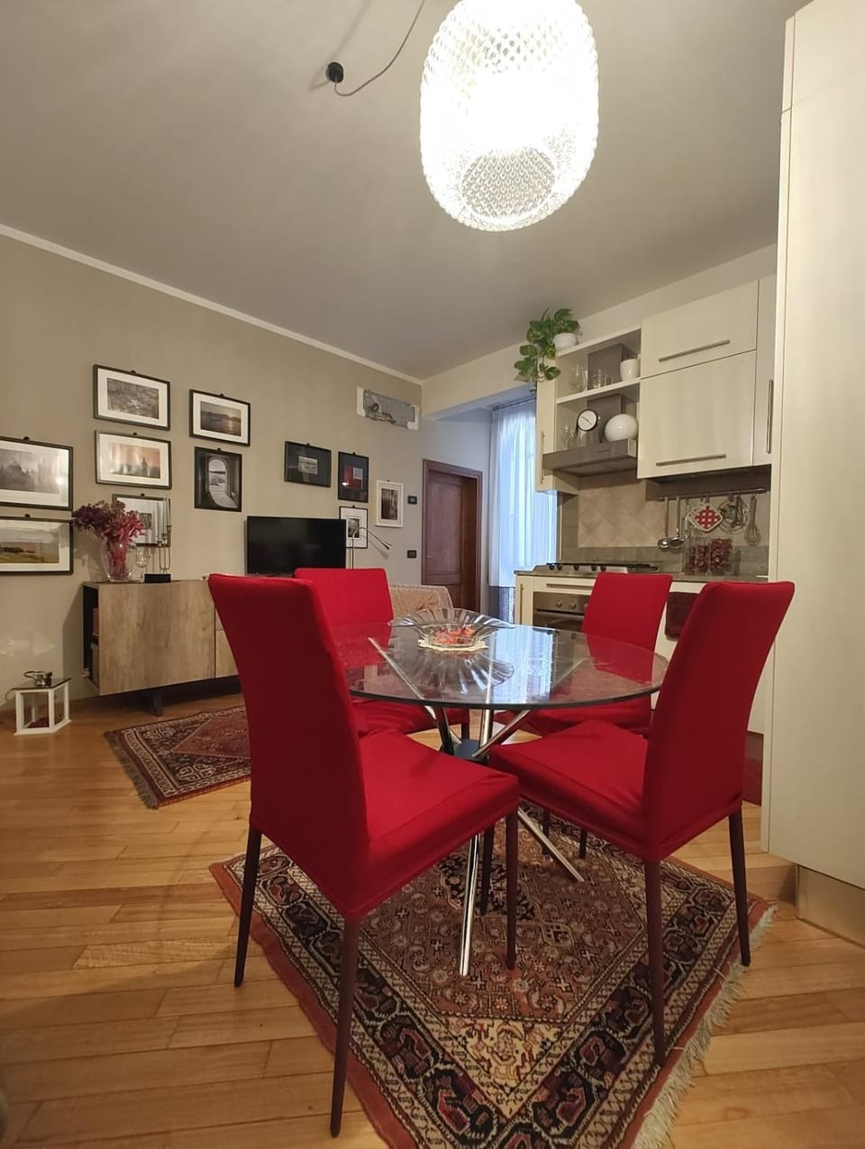 Kitchen or kitchenette, Living room, Seating area, Dining area, stove