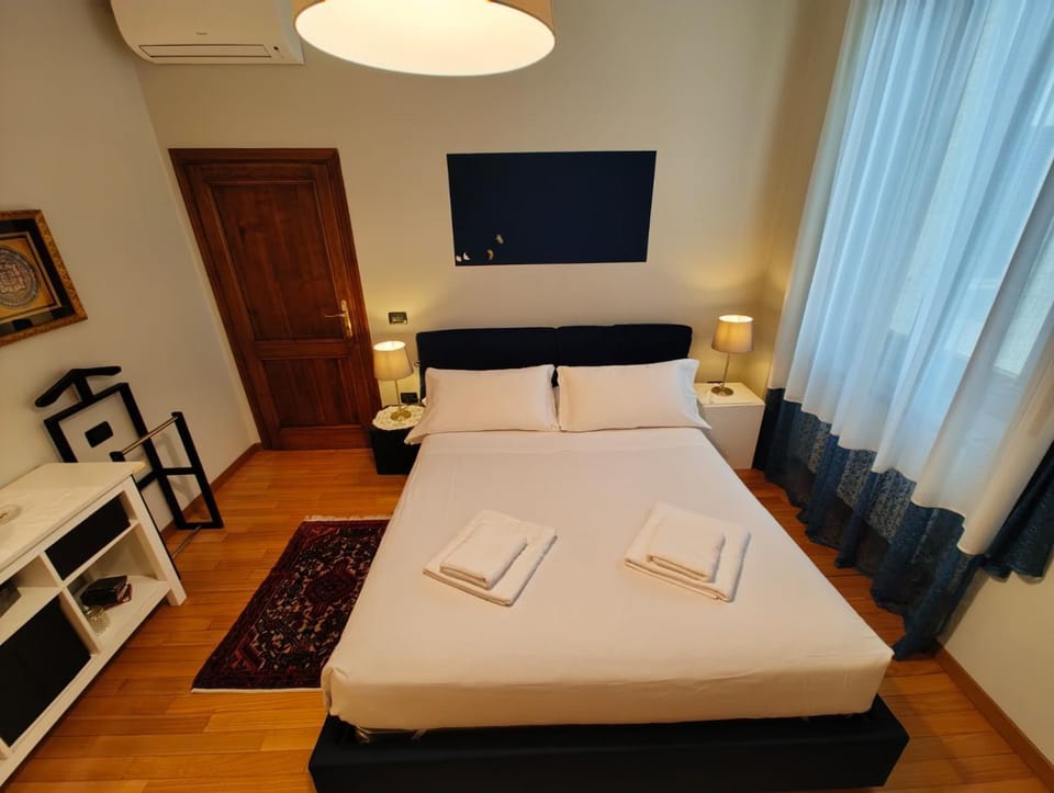 Bed, TV and multimedia, Photo of the whole room, Bedroom, heating, towels, air conditioner