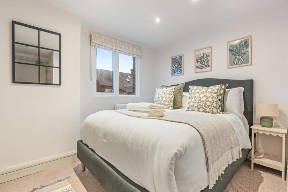 Chester Manor - 5 BR - Sleeps 10 - Free Parking Apartment in Chester
