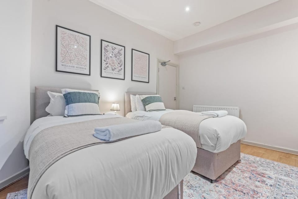 Chester Manor - 5 BR - Sleeps 10 - Free Parking Apartment in Chester