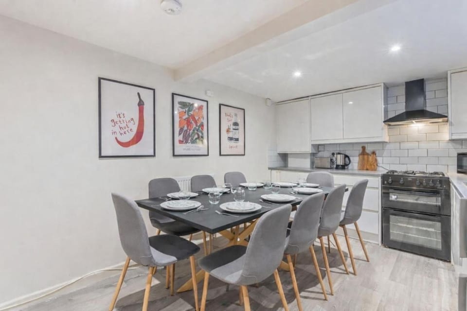 Chester Manor - 5 BR - Sleeps 10 - Free Parking Apartment in Chester