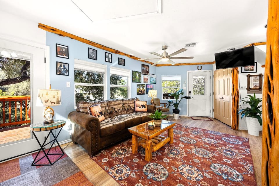 Hill Country Hi View Landing Villa in Lakehills