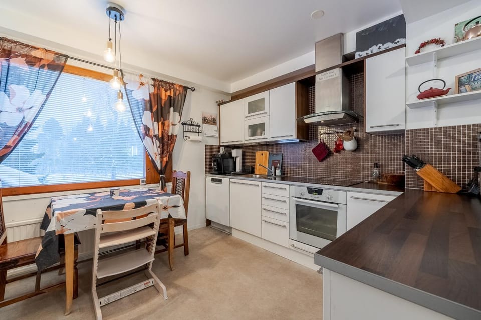 Dining area, kitchen