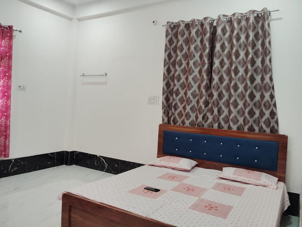 Bed, Photo of the whole room, Bedroom, towels, air conditioner
