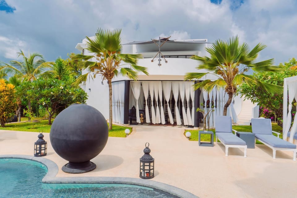 Property building, Patio, Day, Garden, Garden view, Pool view, sunbed