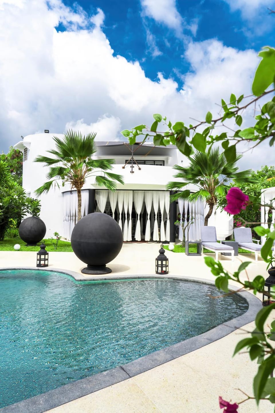Property building, Patio, Day, Garden, Garden view, Pool view, Swimming pool, sunbed