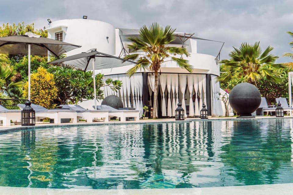 Property building, Day, Garden, Garden view, Pool view, Swimming pool, sunbed