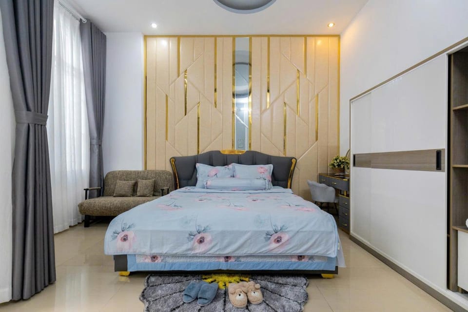 Bed, Living room, Photo of the whole room, Seating area, Bedroom, towels, wardrobe