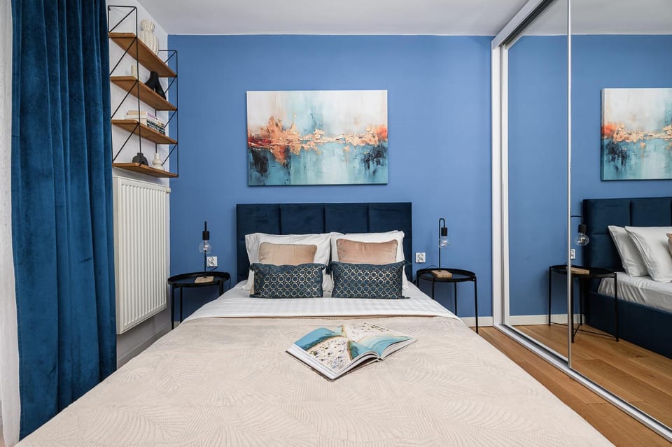 Bed, Living room, Photo of the whole room, Seating area, Bedroom