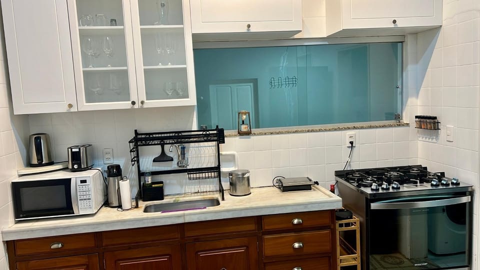 Coffee/tea facilities, oven, stove, toaster