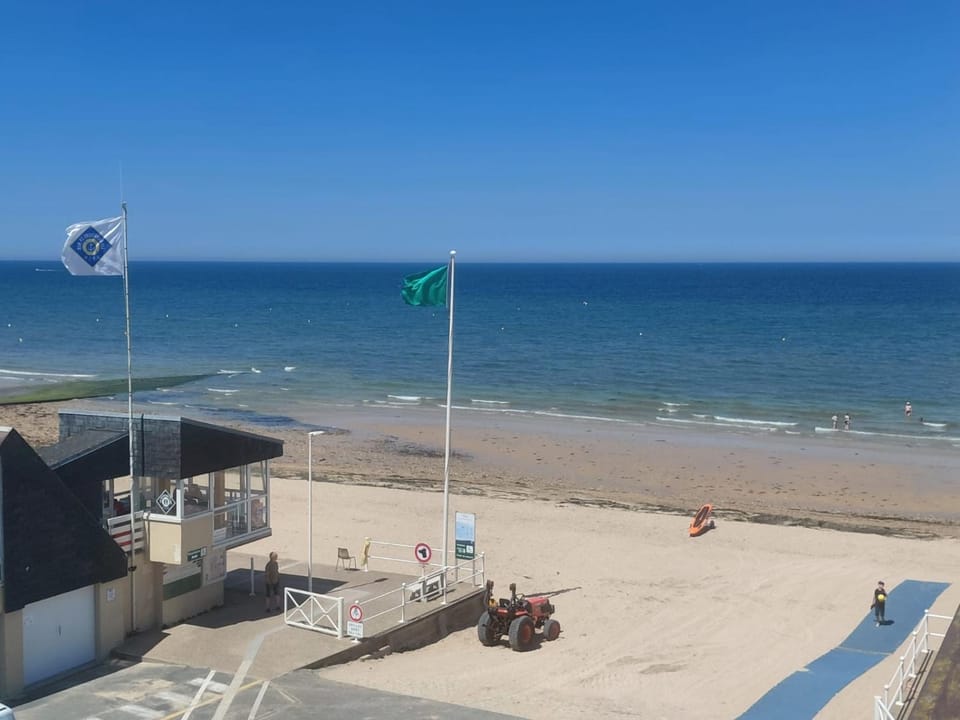 La voile nacrée, vue magnifique sur la plage historique de Juno Beach ! Apartment in Bernières-sur-Mer