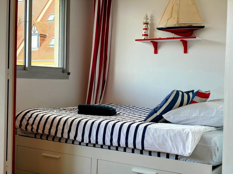 Photo of the whole room, Bedroom