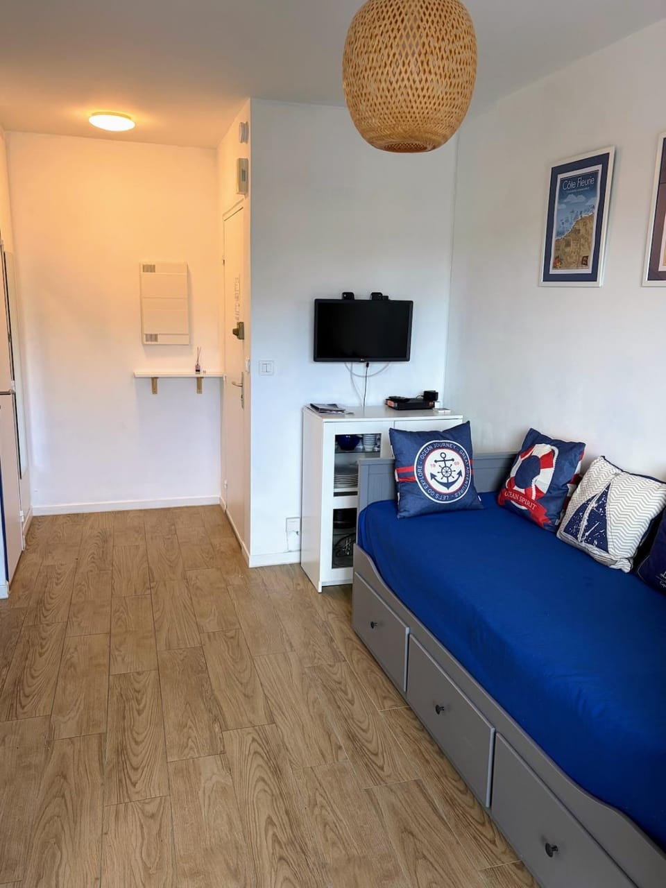 Bed, TV and multimedia, Living room, Seating area
