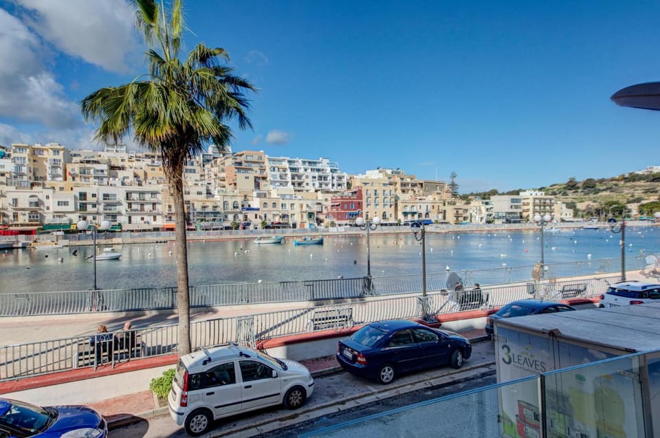 Property building, Day, Neighbourhood, Natural landscape, City view, Sea view, Street view, Location, Parking