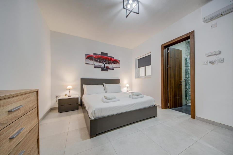 Bed, TV and multimedia, Photo of the whole room, Bedroom, towels, wardrobe