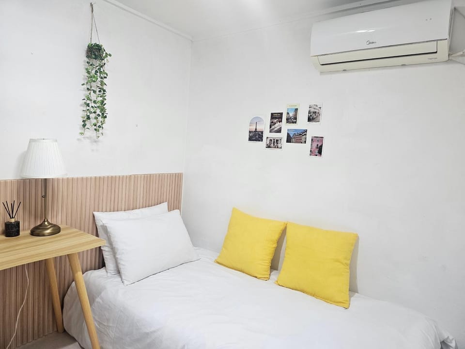 Bed, Bedroom, air conditioner