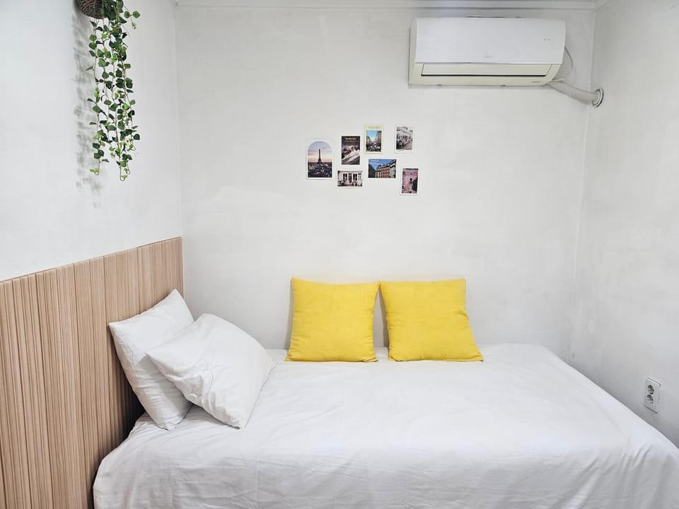 Bed, Bedroom, air conditioner