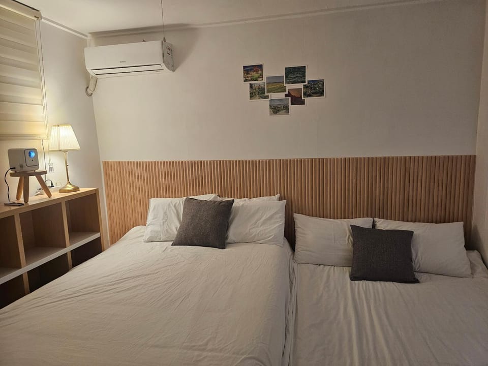 Bed, Bedroom, air conditioner