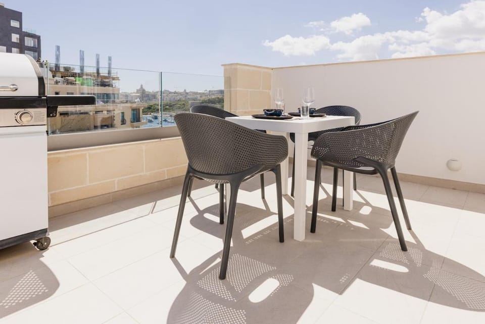 Stylish Sea-View Penthouse in the Heart of Sliema Apartment in Sliema