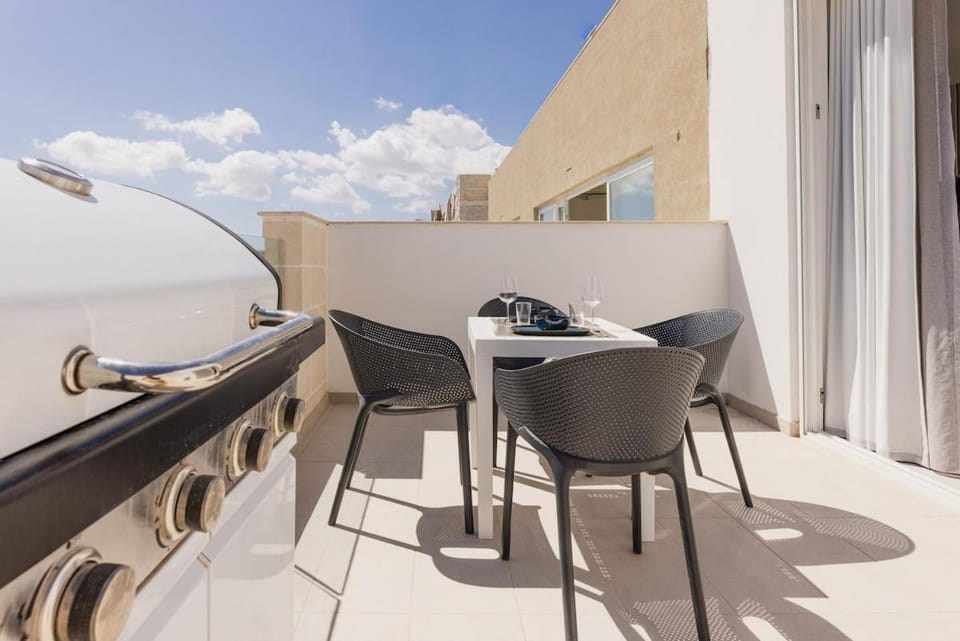 Stylish Sea-View Penthouse in the Heart of Sliema Apartment in Sliema