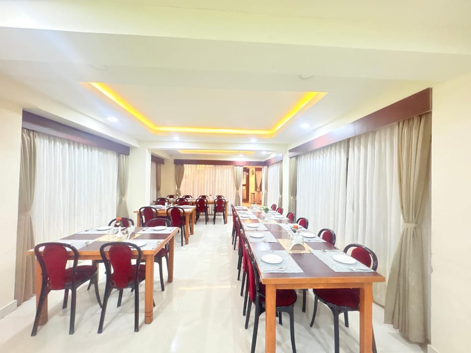 Restaurant/places to eat, Seating area, Breakfast