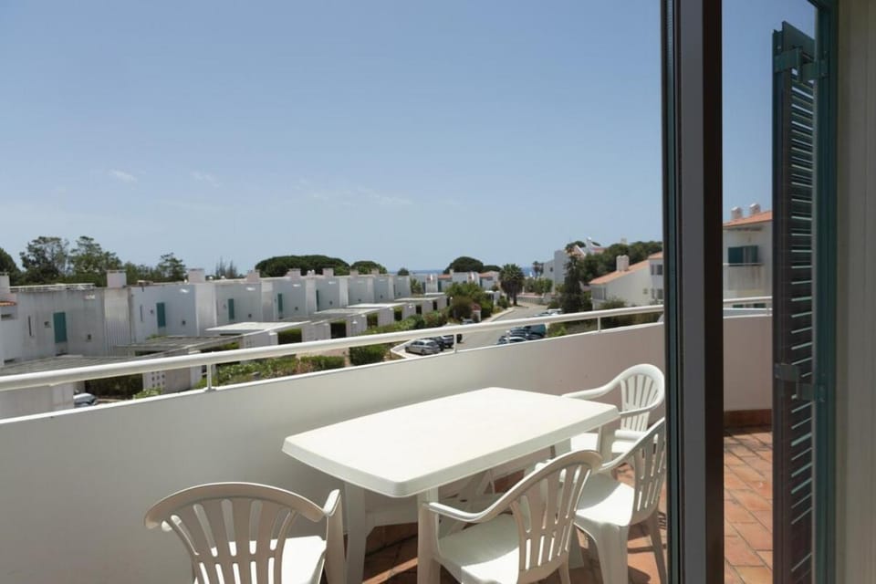 Prainha 2 bed Apt with Pool, Air con and Beach Access Apartment in Alvor