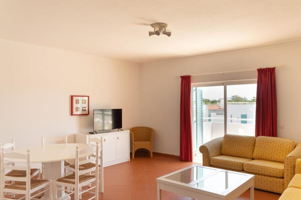 Prainha 2 bed Apt with Pool, Air con and Beach Access Apartment in Alvor