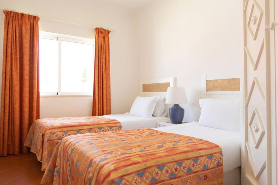 Prainha 2 bed Apt with Pool, Air con and Beach Access Apartment in Alvor
