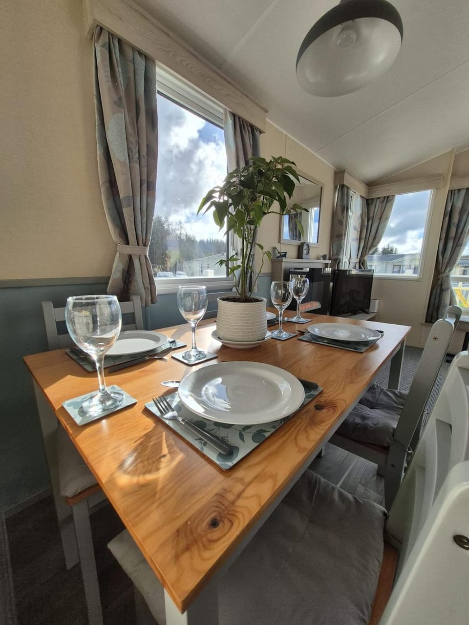 Natural landscape, Seating area, Dining area