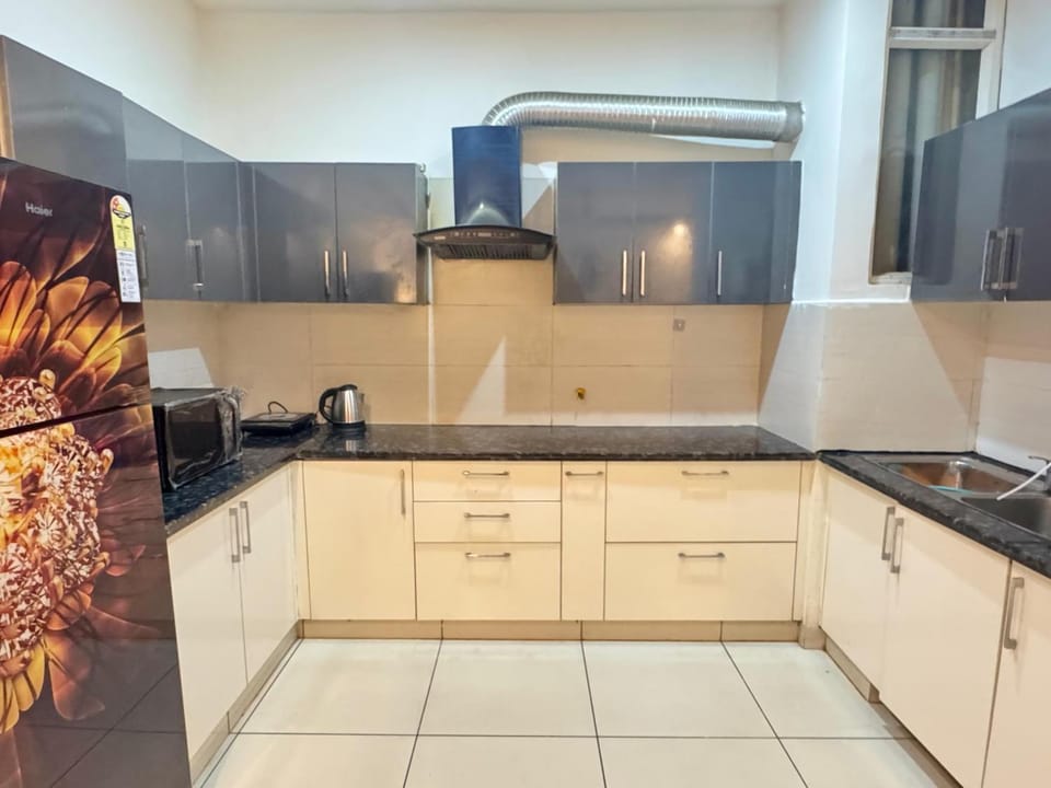 Chandigarh Waale, Cozy 2BHK in Zirakpur Apartment in Punjab, India