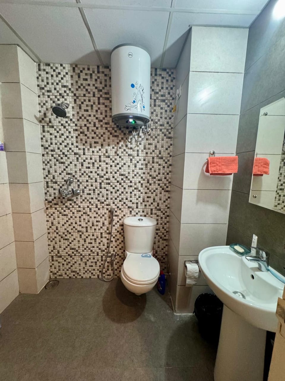 Chandigarh Waale, Cozy 2BHK in Zirakpur Apartment in Punjab, India