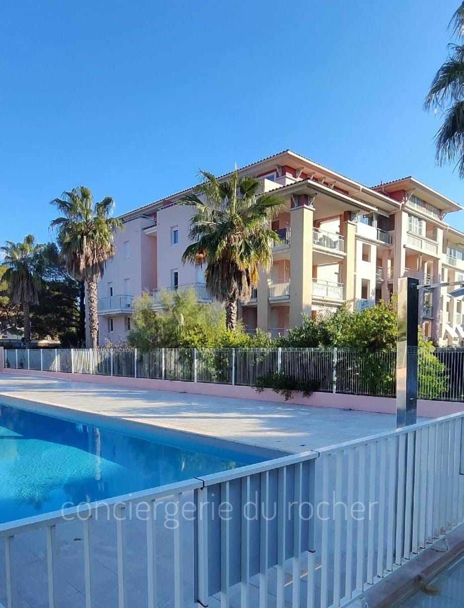 Property building, Day, Swimming pool