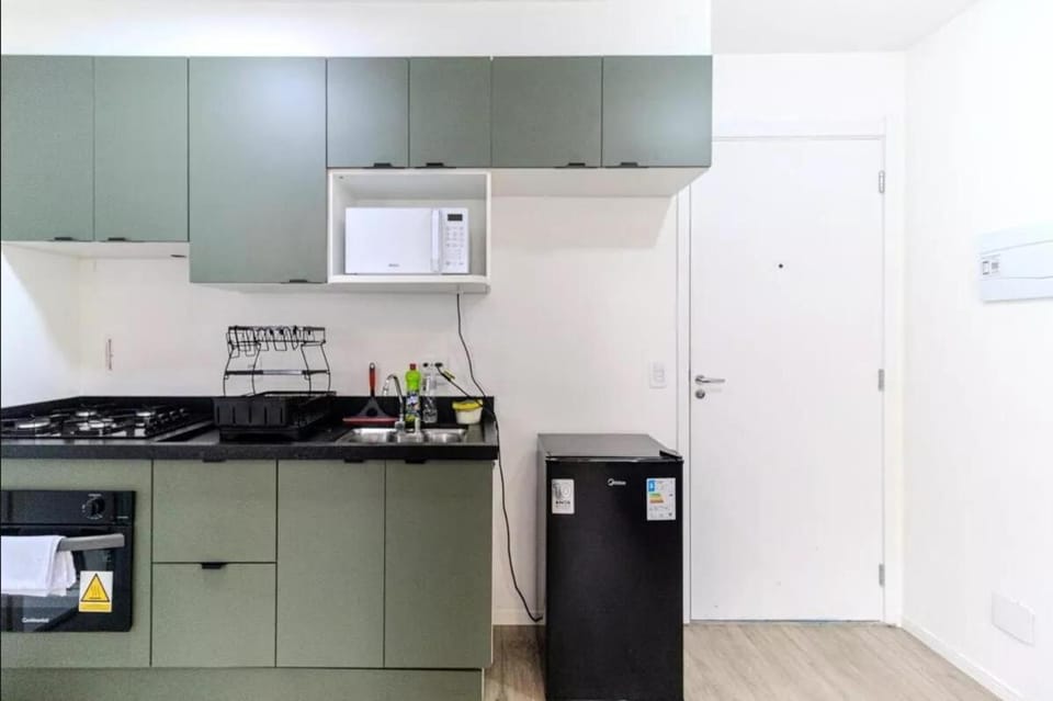 Kitchen or kitchenette, minibar, oven, stove