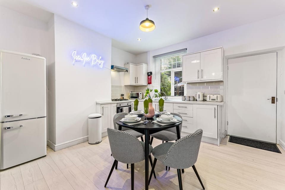 Bakewell Bliss - Hot Tub Retreat - Pet -Sleeps 7 House in High Peak District