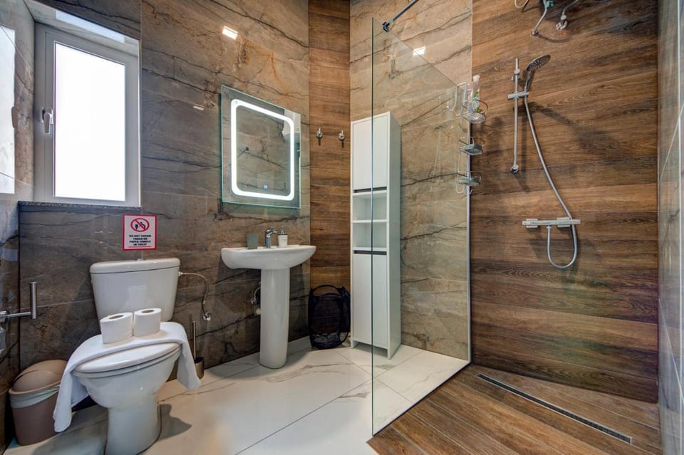 Shower, Toilet, Bathroom, bidet, towels