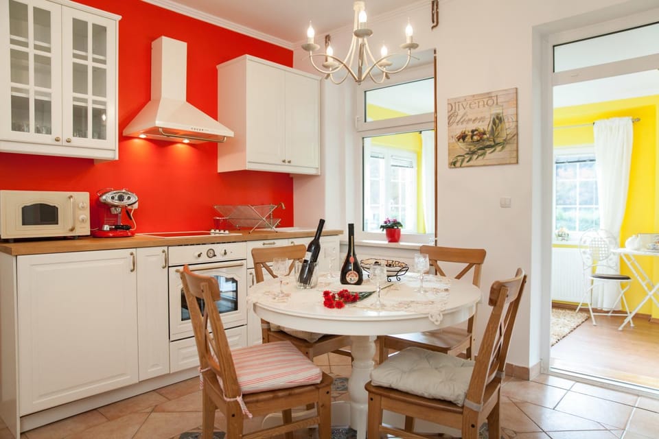 Kitchen or kitchenette, Dining area