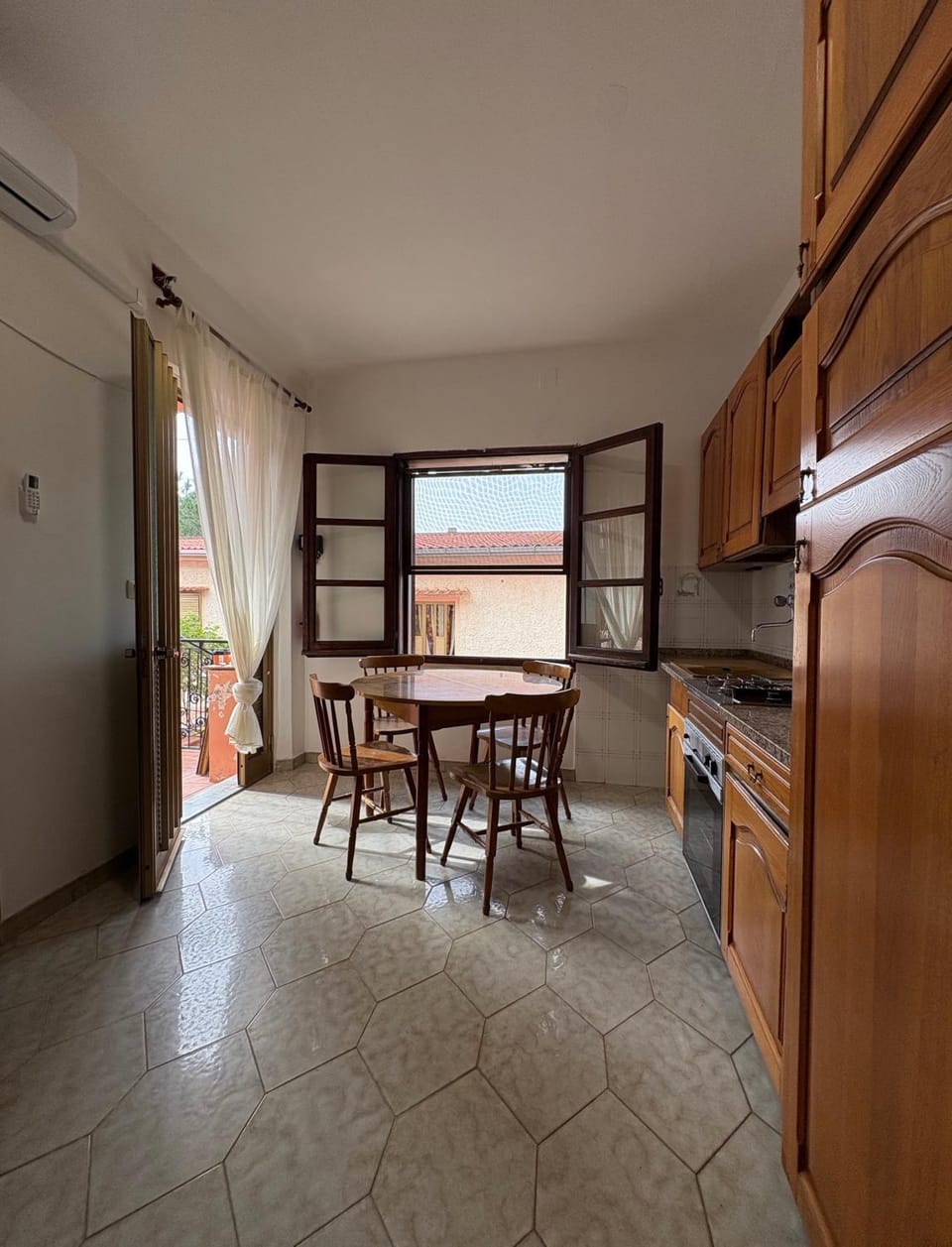 Kitchen or kitchenette, Dining area, stove