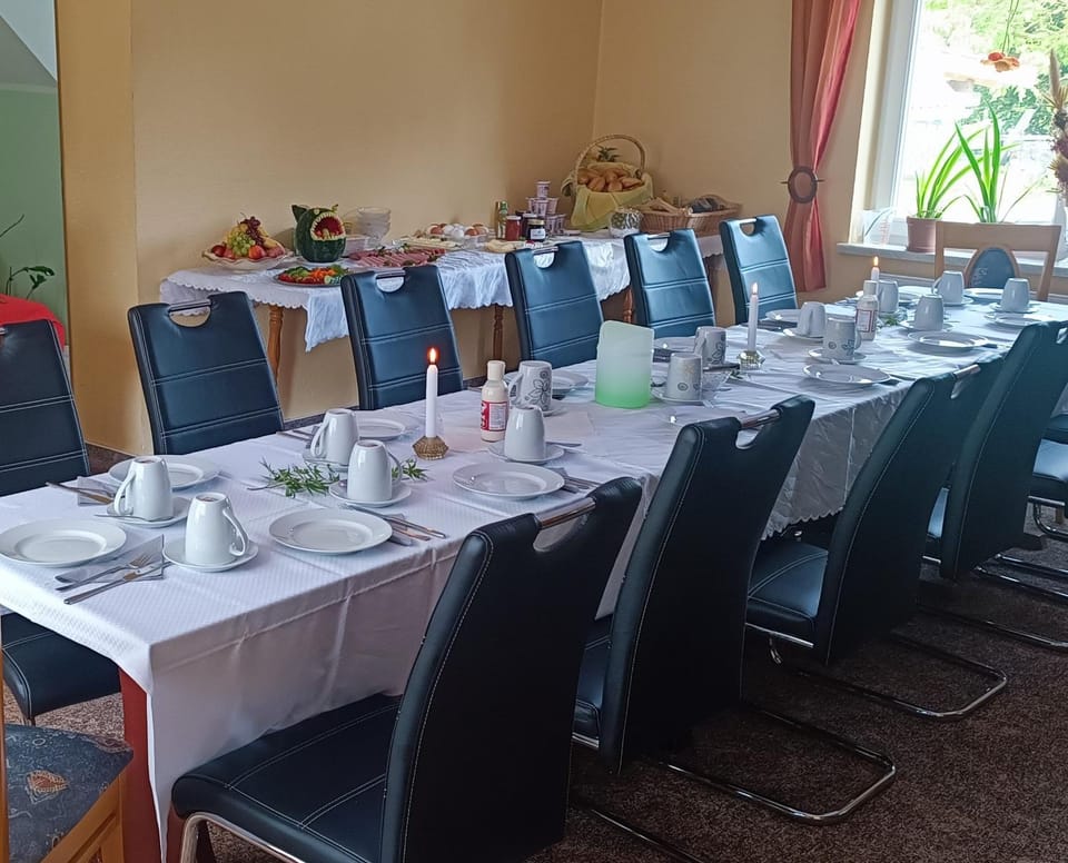 Communal lounge/ TV room, Banquet/Function facilities, Seating area, Food