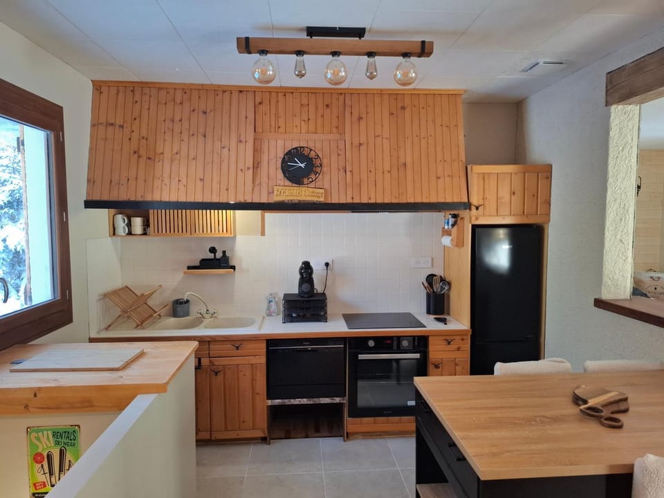 Kitchen or kitchenette, Dining area, dishwasher, minibar, oven, stove, toaster