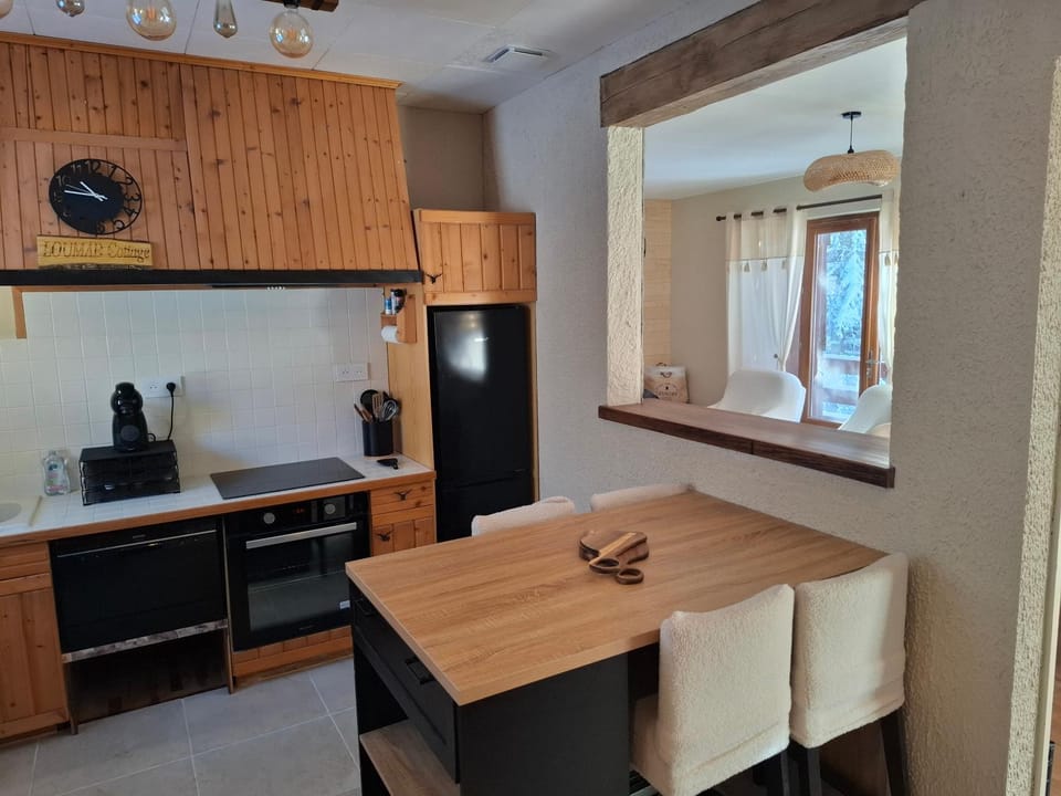 Kitchen or kitchenette, Dining area, stove