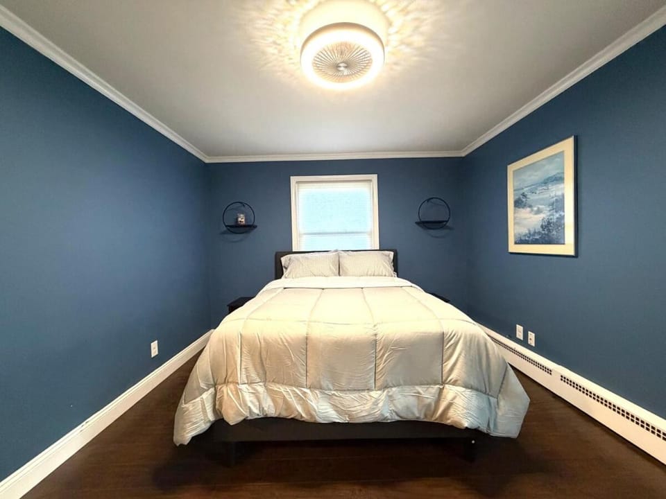 Entire house for big group-4 bedrooms -minutes from Hartford House in East Hartford