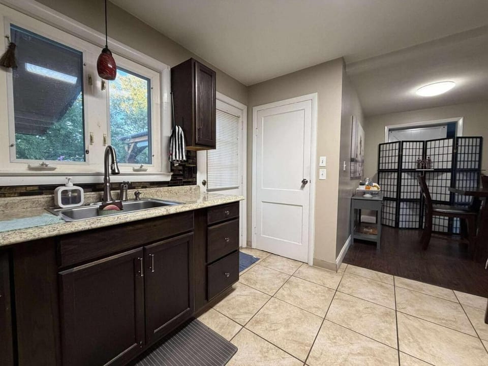 Entire house for big group-4 bedrooms -minutes from Hartford House in East Hartford