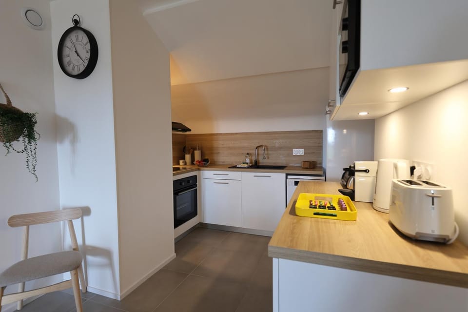 Coffee/tea facilities, Kitchen or kitchenette, dishwasher, oven, stove, toaster