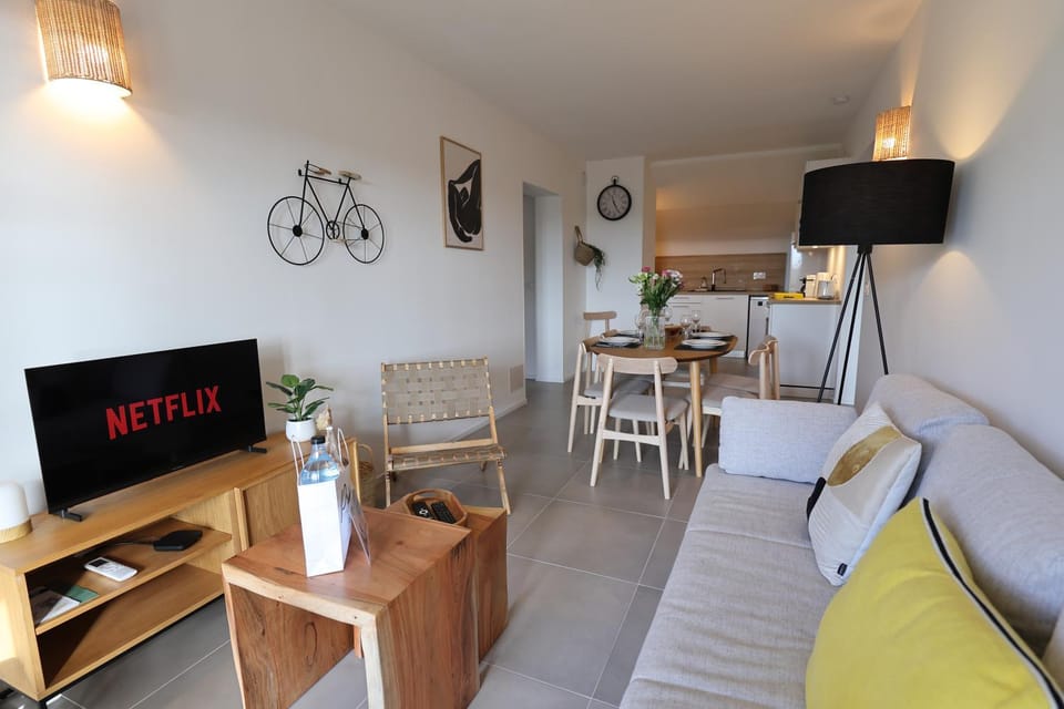 TV and multimedia, Kitchen or kitchenette, Living room, Seating area, Dining area