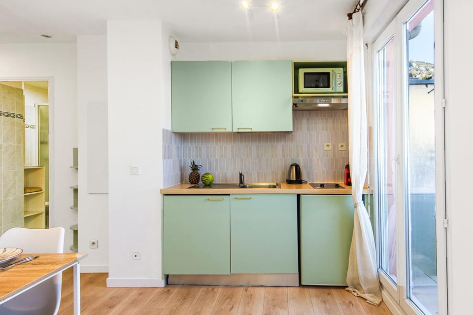 Coffee/tea facilities, Kitchen or kitchenette, stove, toaster