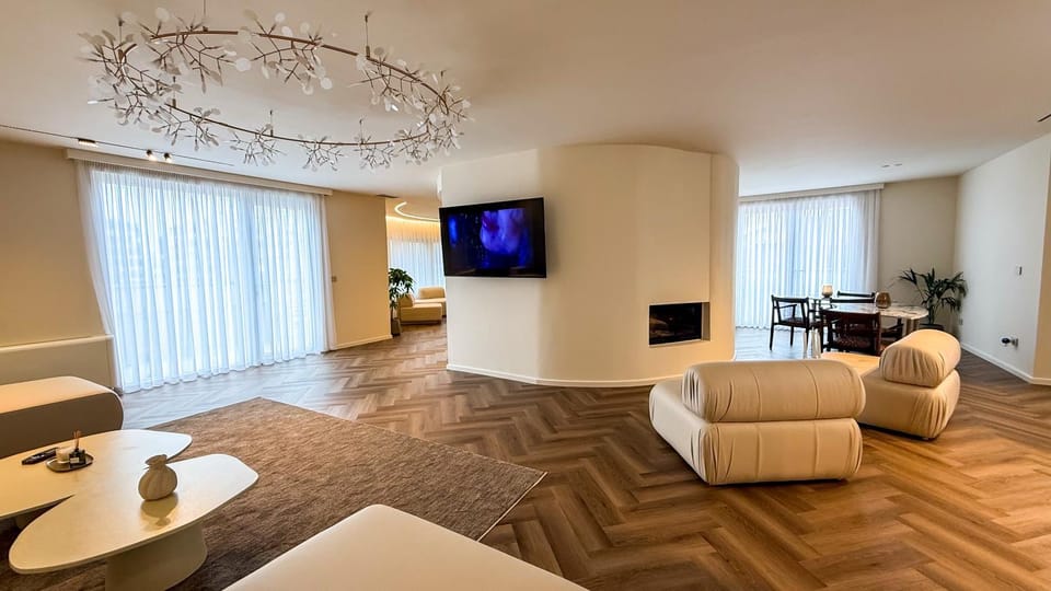 Communal lounge/ TV room, TV and multimedia, Living room, Seating area, Dining area, Evening entertainment