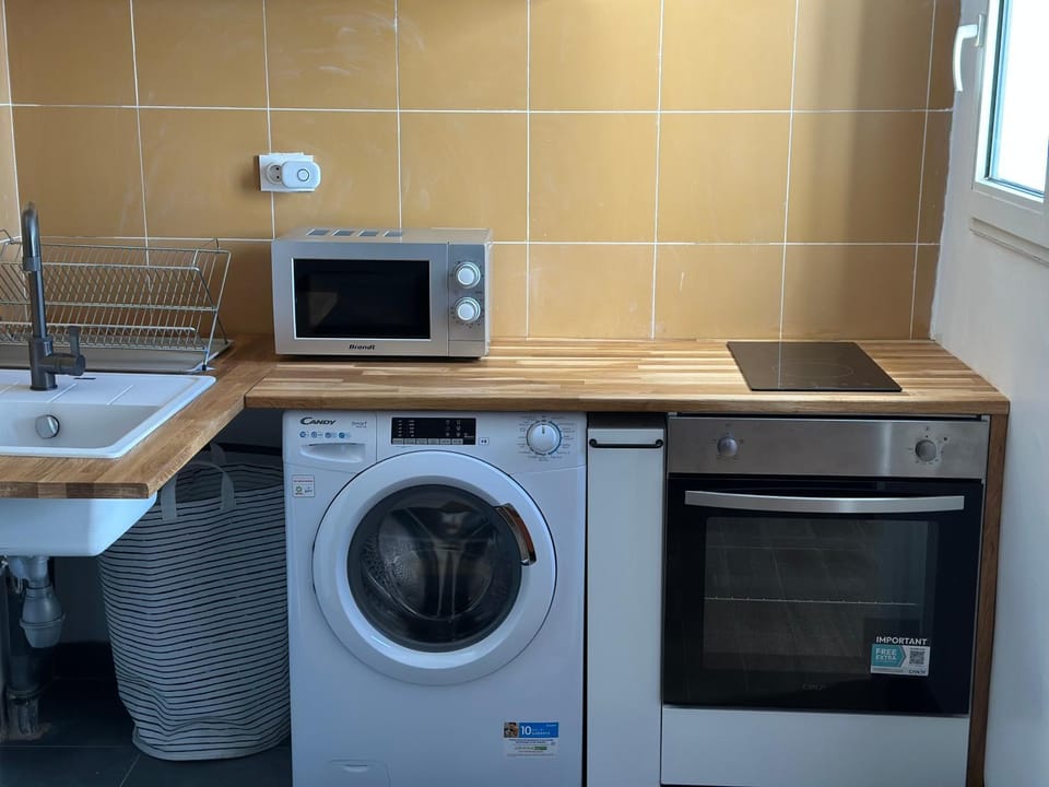 Kitchen or kitchenette, washing machine