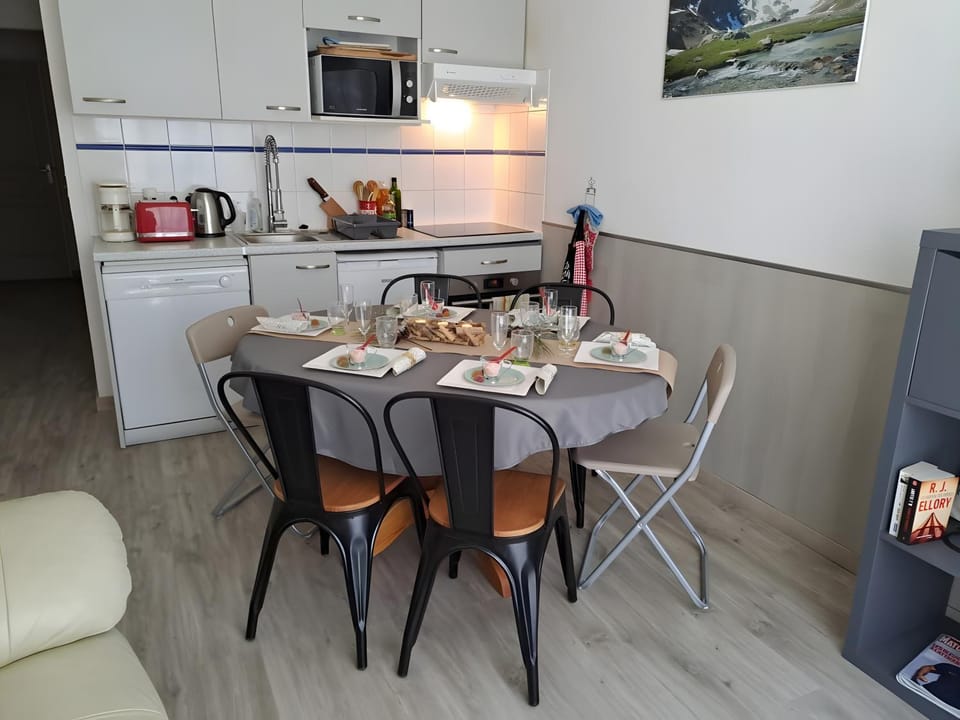 Property building, Kitchen or kitchenette, Living room